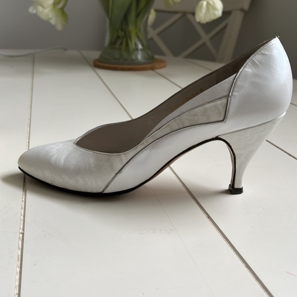 Vintage Gina London Pumps White with pearl effects, equivalent to 6 U.S - Picture 5 of 9